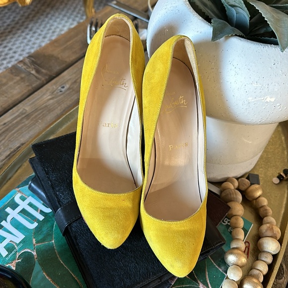 Yellow Suede Louboutin heels - Picture 4 of 10